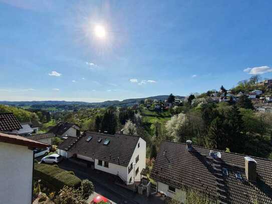 Attraktive 4-Zimmer-Wohnung mit Einbauküche, großem Balkon und traumhafter Aussicht in Lindenfels