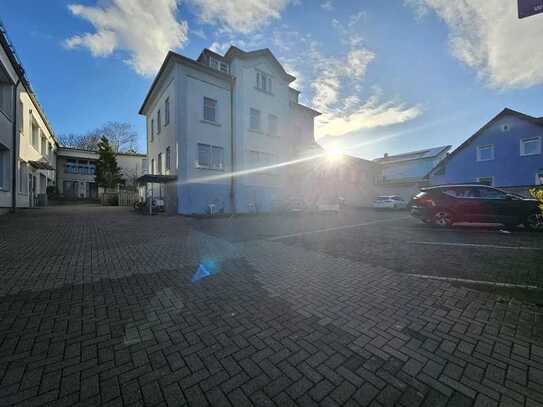 Ideale Kombination: Bürofläche in Verbindung mit Garage/Halle, Werkstatt/Lager