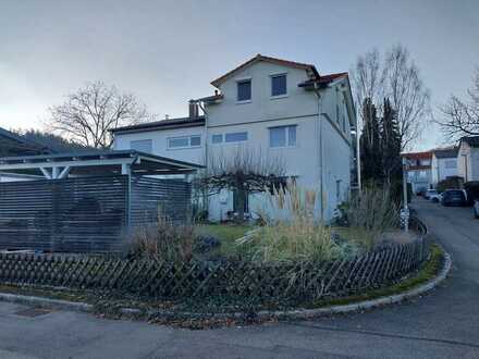 Modernisierte 6-Zimmer-Doppelhaushälfte mit EBK in Bad Boll