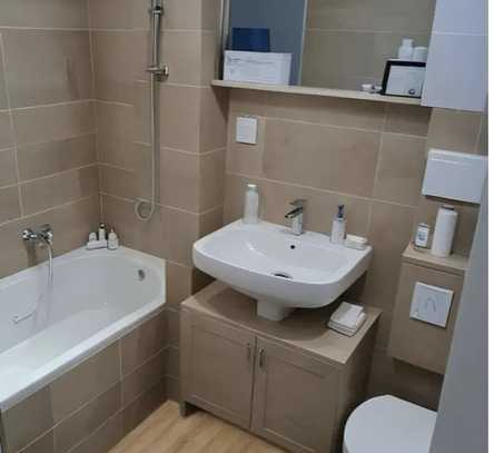 Modernisierte Wohnung mit zwei Zimmern sowie Balkon und EBK zur Übernahme