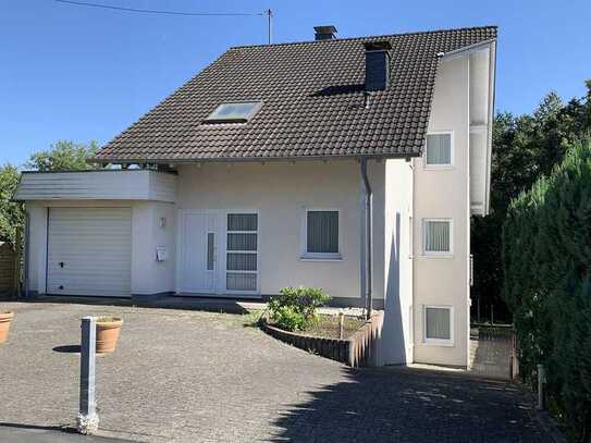 Lage, Lage, Lage, Wohnen am Siegener Giersberg
Schickes Einfamilienhaus mit Einliegerwohnung