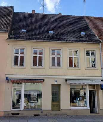 Toplage! Haus mit 1 Wohnung + zzgl. 2 Läden im Erdgeschoss in zentraler Innenstadtlage von Neuruppin