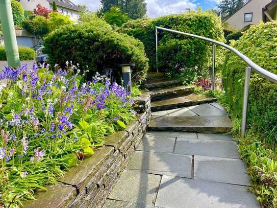 *Freistehendes Einfamilienhaus mit schönem Garten und Garage in begehrter Lage zu verkaufen*