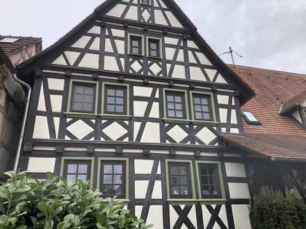 Charmante 2-Zimmer-Dachgeschosswohnung in Fachwerkhaus - Einbauküche vorhanden.