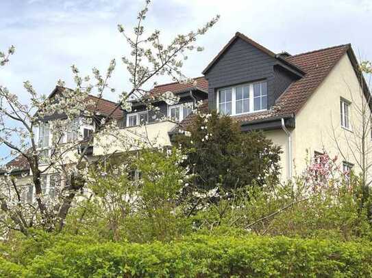 Sonnige 3 Zimmer-Dachgeschosswohnung mit großem Balkon und Weitblick sowie PKW-Stellplatz