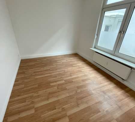 Große sanierte 3 Zimmerwohnung mit Einbauküche, eigener Terrasse, Dusche und Badewanne