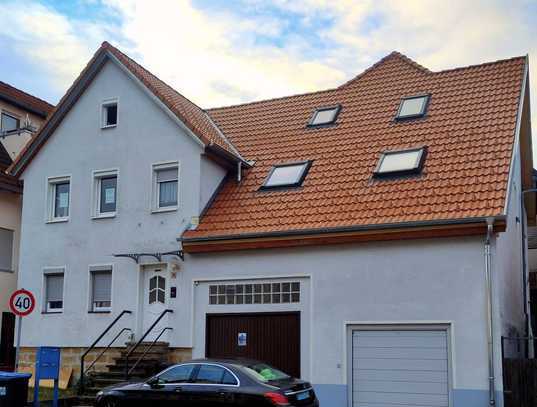 Attraktive Wohnung im Landhausstil in einem liebenswerten 3-Familienhaus, Veranda, Gartenanteile