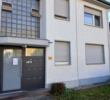 Schöne 2-Raum-EG-Wohnung mit Einbauküche, Balkon u. PKW-Stellplatz in Wesseling, ruhige Lage.