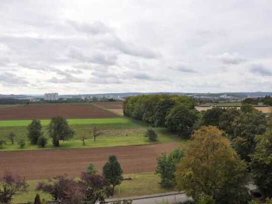 Machen Sie etwas Schönes daraus! Renovierungsbedürftige 2-Zi.-ETW mit Balkon, Aufzug, TG-Stellplatz!