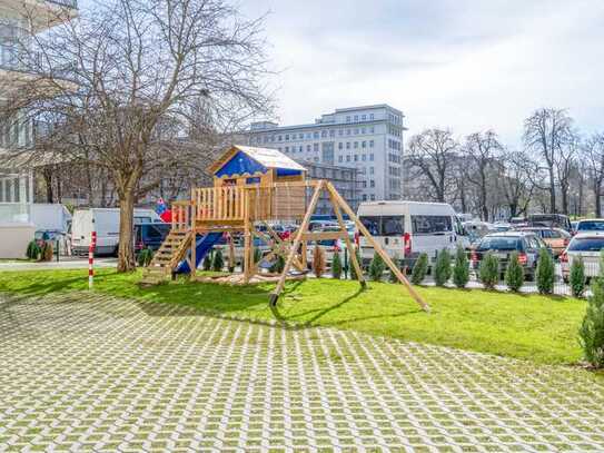 Attraktive Altbauwohnung mit Balkon in Friedrichshain Mitte