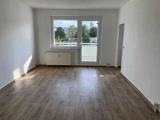 Kleine Single-Wohnung mit Wanne und großem Balkon