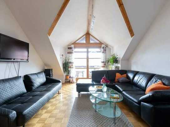 Teilmöblierte helle 3,5-Raum-DG-Wohnung mit Balkon und Einbauküche in Germering