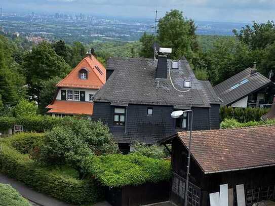 Fernsicht pur, sanierte 3-Zimmer-Wohnung mit Balkon und Einbauküche in Kronberg im Taunus