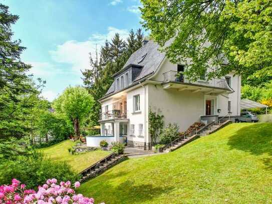 Großzügige Villa mit zwei Wohneinheiten und klassischem Charme am grünen Stadtrand von Lüdenscheid.