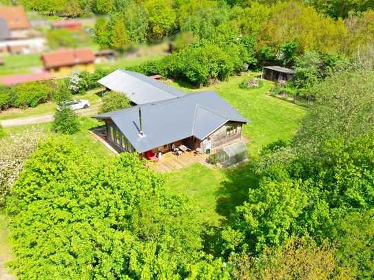 Holzhaus in Bungalowform mit einem ca. 3200 m² großen Grundstück