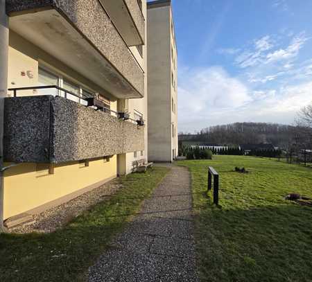 Ansprechende und vollständig renovierte 3-Raum-Wohnung mit Balkon in Reichshof