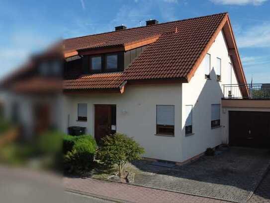 Schöne Doppelhaushälfte mit Garten und Garage in ruhiger Lage