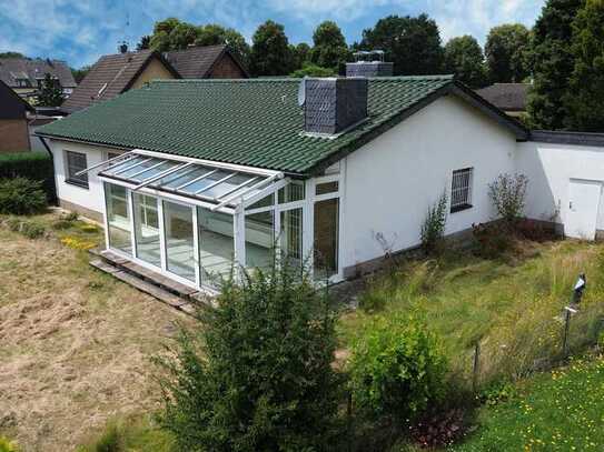 Freistehender, voll unterkellerter Bungalow mit Wintergarten und Garage auf großem Sonnengrundstück