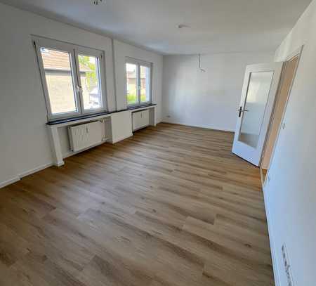 Attraktive sanierte 2-Zimmer-Wohnung mit Balkon und Einbauküche in Duisburg