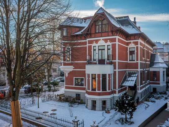 Elegante Dachgeschosswohnung in Jugendstilvilla!