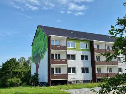 vollmöblierte 3 Raum-Erdgeschosswohnung 
mit Balkon und Stellplatz in ländlicher Wohnlage
