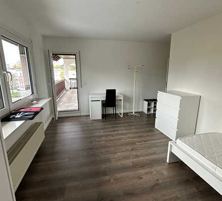 Möbliertes Zimmer mit Balkon in einer 2er WG