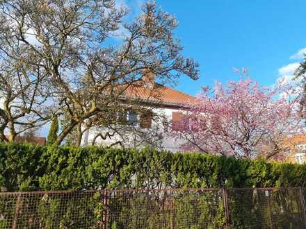 Altbau-Villa mit Sanierungsbedarf in ruhiger Dahlemer Spitzenlage