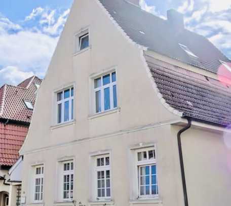 Mehrfamilienhaus - 3 Einheiten - Top Lage - großes Grundstück, Grün, Garagen, Carport, Stellplätzen