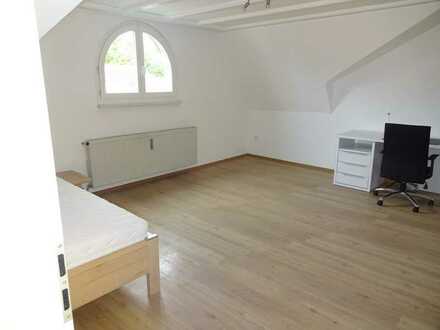 Möblierte DG-Wohnung mit fünf Zimmern und Einbauküche in Coburg