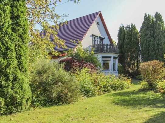 Katzensprung zum Strand: Einfamilienhaus mit großem Garten, Garage und Gestaltungspotenzial