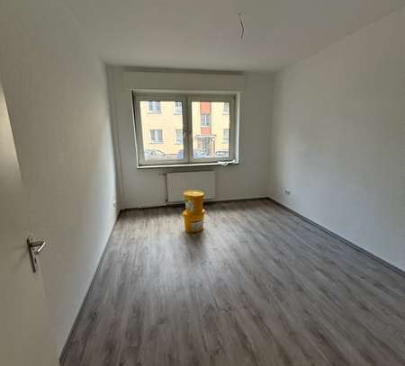 HINGESCHAUT: ren. 2,5-Raum-Erdgeschosswohnung mit neuem Badezimmer auf ca. 43 m²