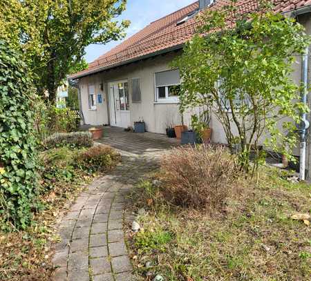 Großes Wohnhaus ca. 241 m² Wfl. inkl. Einliegerwhg. mit separtem Zugang + Geräumige Schrauberhalle