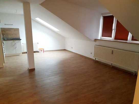 Schöne 2-Zimmer-DG-Wohnung mit EBK