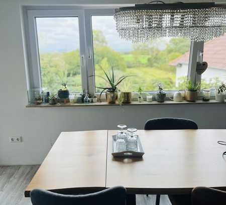 Stilvolle 4-Zimmer-Wohnung mit gehobener Innenausstattung mit Balkon und EBK in Römerberg