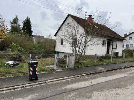 Großes Baugrundstück in schöner und ruhiger Lage mit sanierungsbedürftigen Einfamilienhaus
