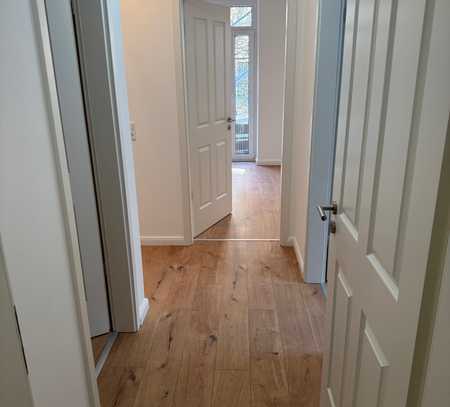 Erstbezug nach Sanierung: Geschmackvolle 4-Zimmer-Hochparterre-Wohnung mit geh. Innenausstattung