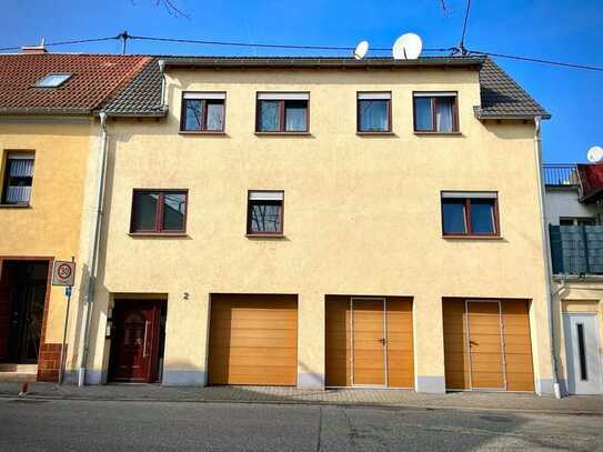 Modernes Mehrfamilienhaus mit 3 Garagen in zentraler Lage