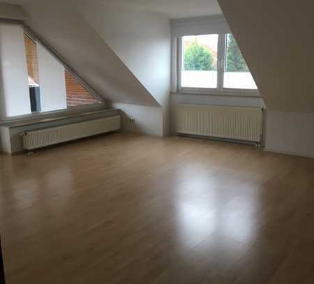 Schöne 3-Zimmer-DG-Wohnung mit Balkon und Einbauküche in Diekholzen