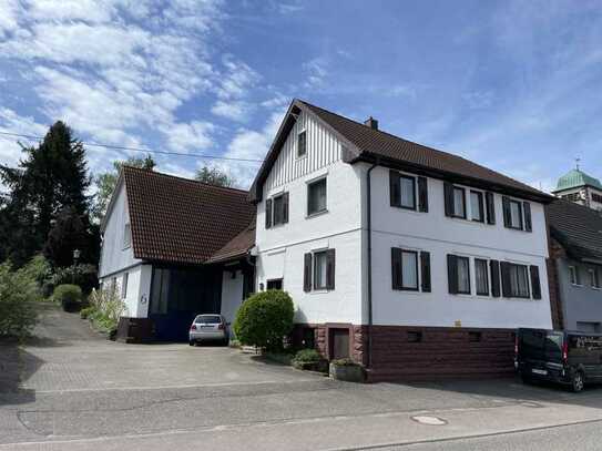 Großes Grundstück mit 2 Häusern und Werkstatt in Straubenhardt