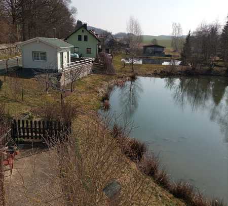 Kleiner neuwertiger Bungalow auf einem großen Teichgrundstück zu verkaufen