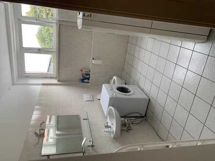 Große, sehr geräumige Vier-Zimmer-Wohnung (125m²) mit großer Wohnküche in Ingolstadt zu vermieten.
