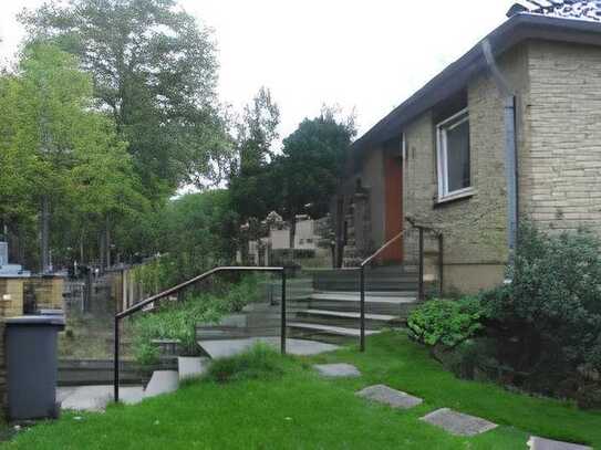 Freistehendes Einfamilienhaus mit Garage in Berlin