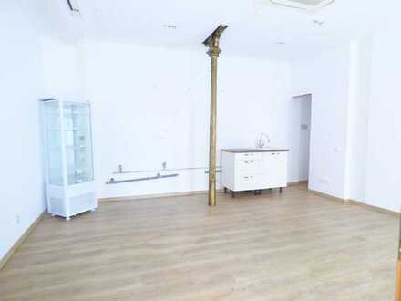 Repräsentatives Büro mit 2 Schaufenstern und antiken Säulen im Dostojewski-Haus