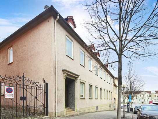 Perfekte Lage am Schloss: -- sanierungsbedürftiges, historisches Stadthaus mit enormem Potenzial