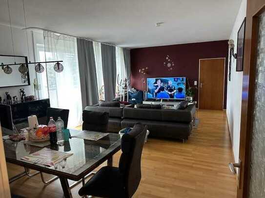 Große 4 Zi. ETW 122 m², EBK, Tageslichtbad, G-WC, großer Balkon, Garage, sehr gute und ruhiger Lage!