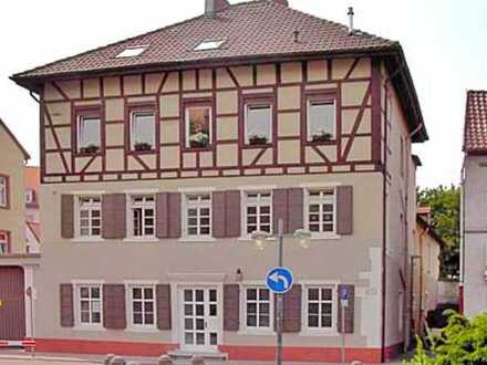 Exklusive DG-Wohnung: Ein Juwel mit Altbaucharme und modernem Komfort in bester Innenstadtlage