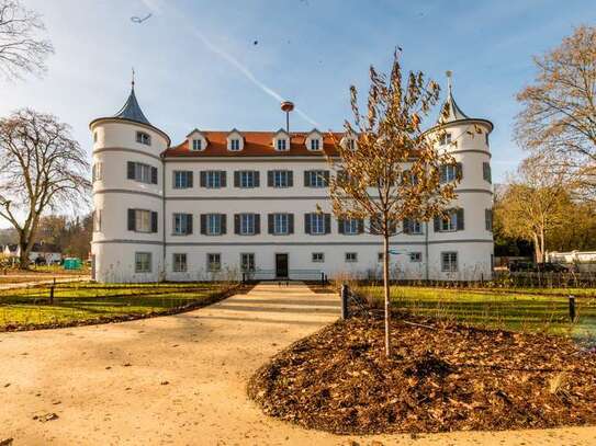 Einzigartige Dachgeschosswohnung im kernsanierten Schloss mit Garten