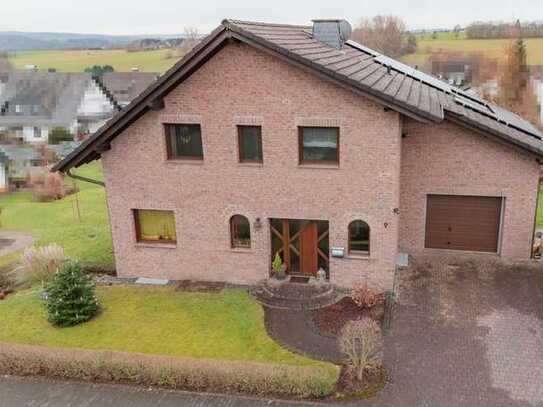 Verklinkertes Einfamilienhaus mit PV-Anlage und viel Platz für die Familie