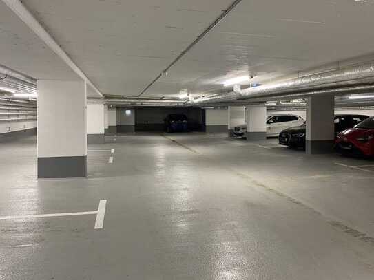 Tiefgaragenstellplatz im EINHÄUSCHEN !