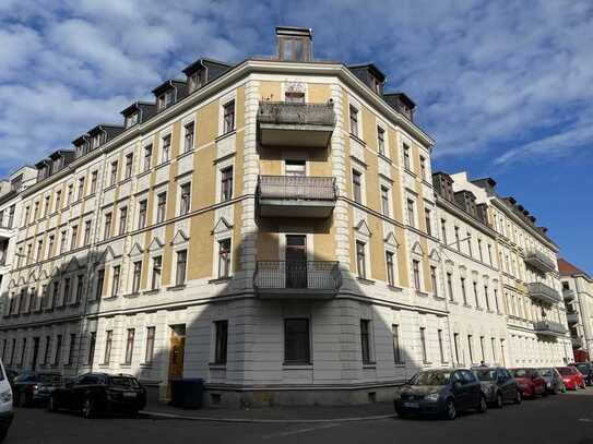 Großzügige 2-Zimmerwohnung mit Wintergarten in saniertem Jugendstilhaus